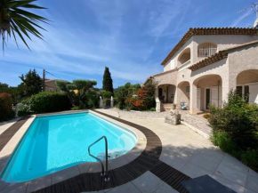 Villa avec piscine, internet et climatisation.